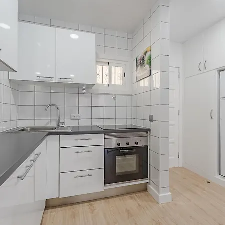 Modern Sunny 100m From The Apartment