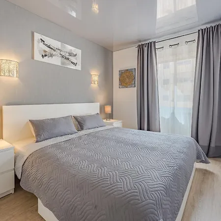 Modern Sunny 100m From The Apartment